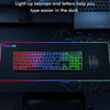 Nahaufnahme einer Trueque Tastatur- und Maus-Kombination mit leuchtendem RGB-Hintergrundbeleuchtung auf dunklem Untergrund.