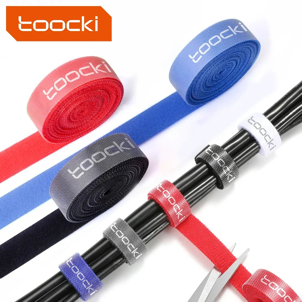 Set bunter Kabelorganisator mit Wickelbandrollen in Rot, Blau und Schwarz