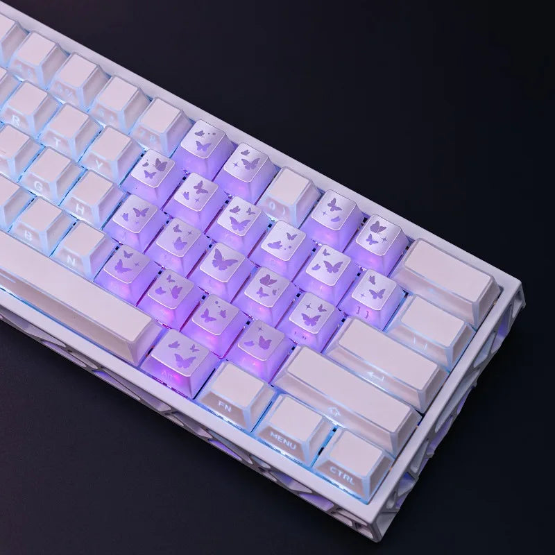 Nahaufnahme einer weißen mechanischen Tastatur mit lila Schmetterling-Tastenkappen.