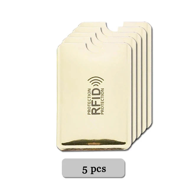 Une pile de cinq cartes ou supports de protection anti-RFID beige.