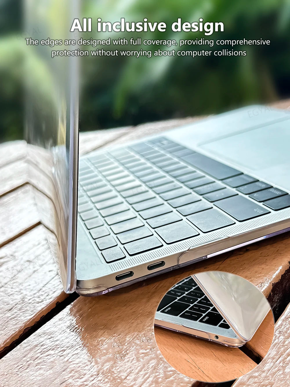 Laptop-Schutzhülle mit Vollabdeckung, auf einer Holzoberfläche platziert.