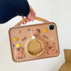 Beige Silikon-Schutzhülle für iPad Pro mit niedlichen Bären- und Fruchtmotiven.