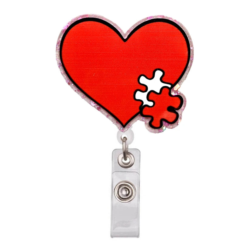 Rotes herzförmiges Acryl-Badge-Clip mit Puzzle-Teil-Design und Glitzer-Finish