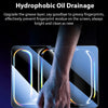 Una mano aplica aceite hidrofóbico de drenaje a un protector de pantalla de iPad, mostrando la función del producto.