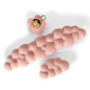 Un set de trois repose-poignets en forme de nuage rose, incluant un petit charm en forme de tasse.