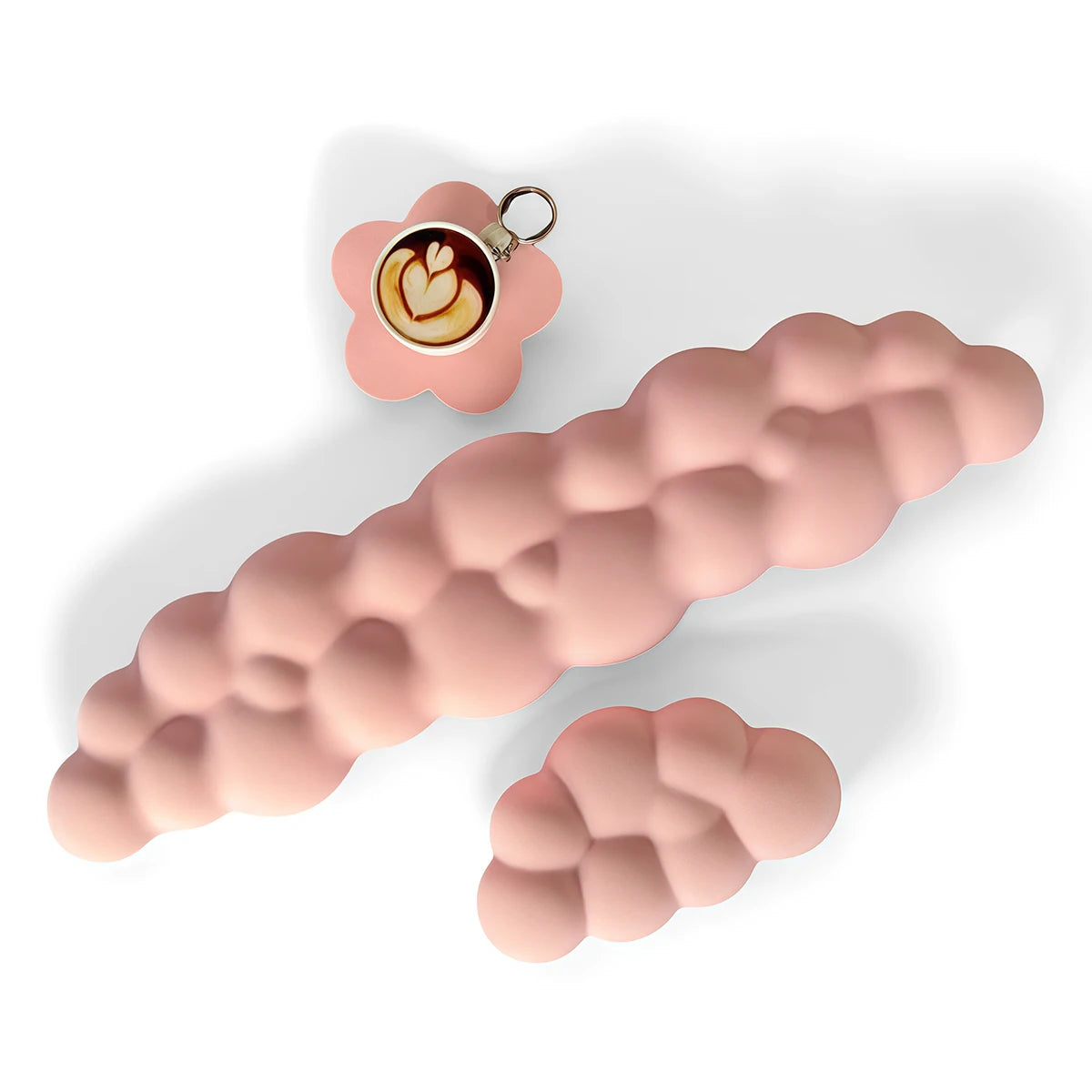Un set de trois repose-poignets en forme de nuage rose, incluant un petit charm en forme de tasse.