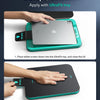 Anleitung zum Anbringen eines Displayschutzes mit dem UltraFit-Tray und dem Zugverschluss auf einem iPad.