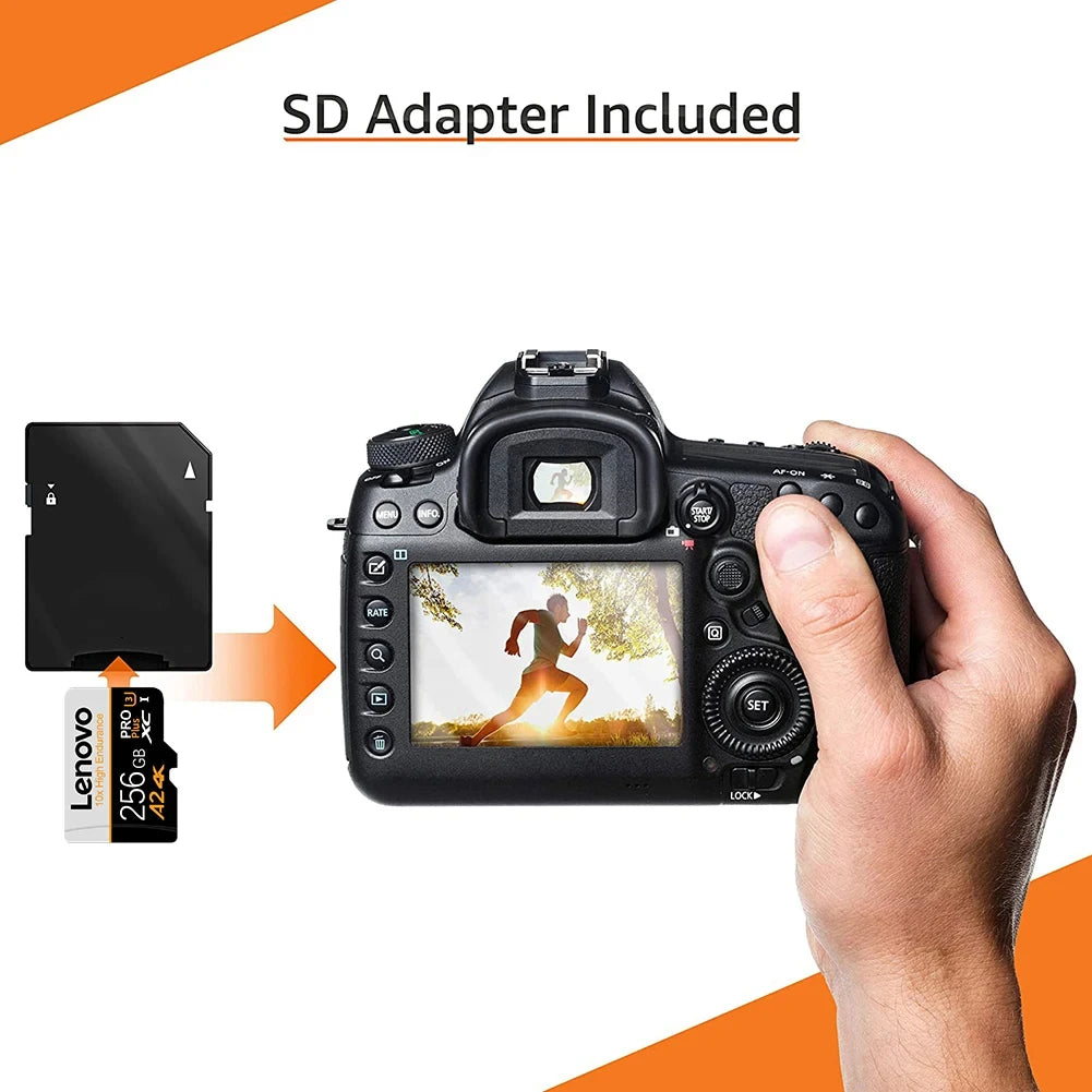 Una mano sostiene una cámara con un adaptador SD incluido, junto a una tarjeta micro SD de Lenovo.