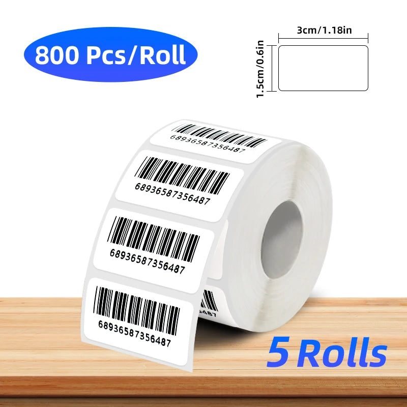 Rolle thermischer Etikettendruckpapier mit Barcode und Maßen auf einer Holzoberfläche