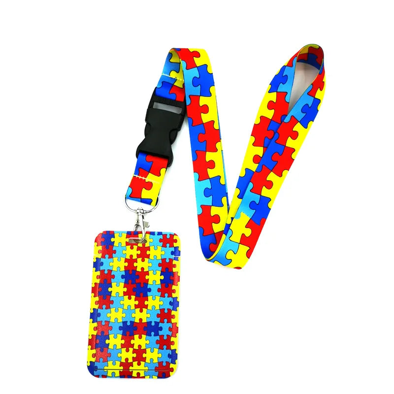 Bunter Puzzle-Teil-Muster-Lanyard mit schwarzem Gurt und Kunststoff-Schlüsselring.