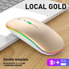 Goldene ergonomische kabellose Gaming-Maus mit grüner Leuchte auf einer Laptop-Tastatur.