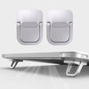 Dos soportes portátiles para laptop de aluminio color gris claro, uno está sobre un escritorio.