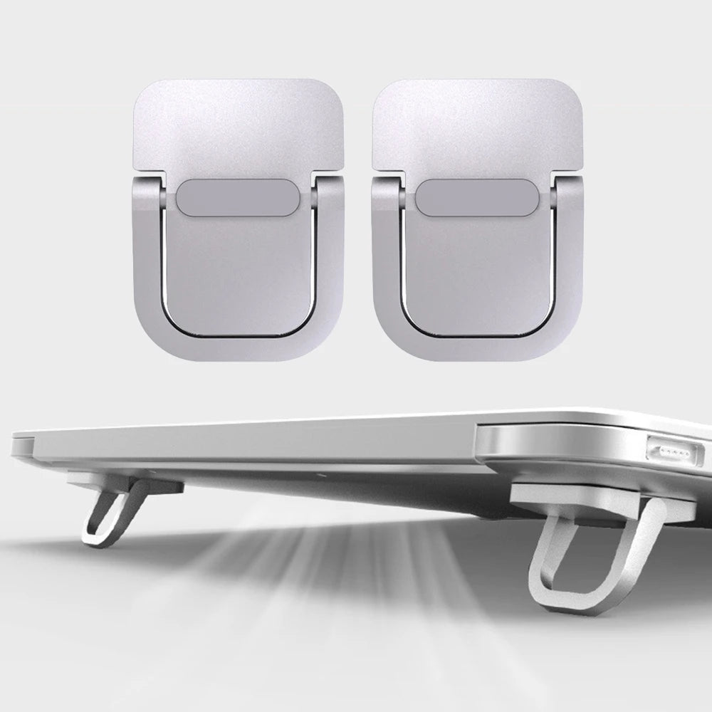 Dos soportes portátiles para laptop de aluminio color gris claro, uno está sobre un escritorio.
