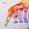 Lanyard duradero naranja para soporte de credencial mostrado junto a una paleta de colores Pantone