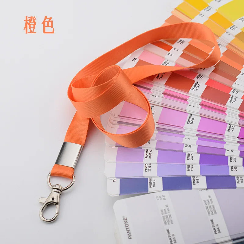 Lanyard duradero naranja para soporte de credencial mostrado junto a una paleta de colores Pantone