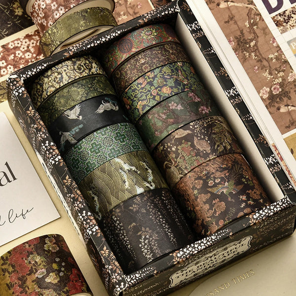 Eine Box mit Vintage-Blumendichtbandrollen in verschiedenen Grüntönen, Brauntönen und Schwarz.