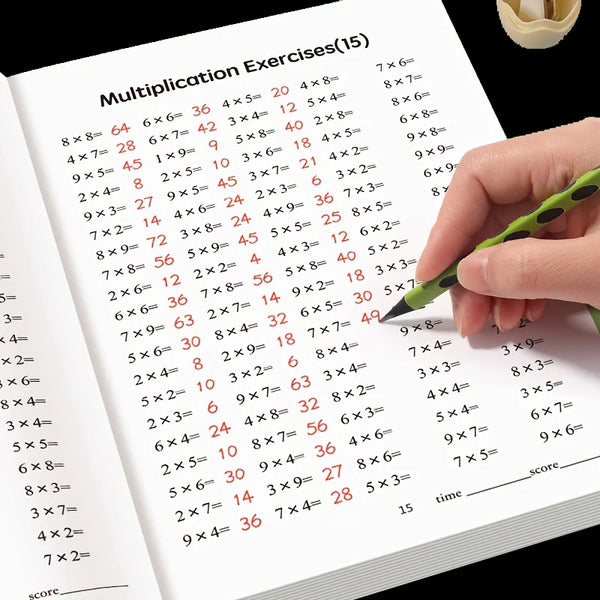 Une main écrit des exercices de multiplication dans un cahier avec un crayon sur une feuille de papier.