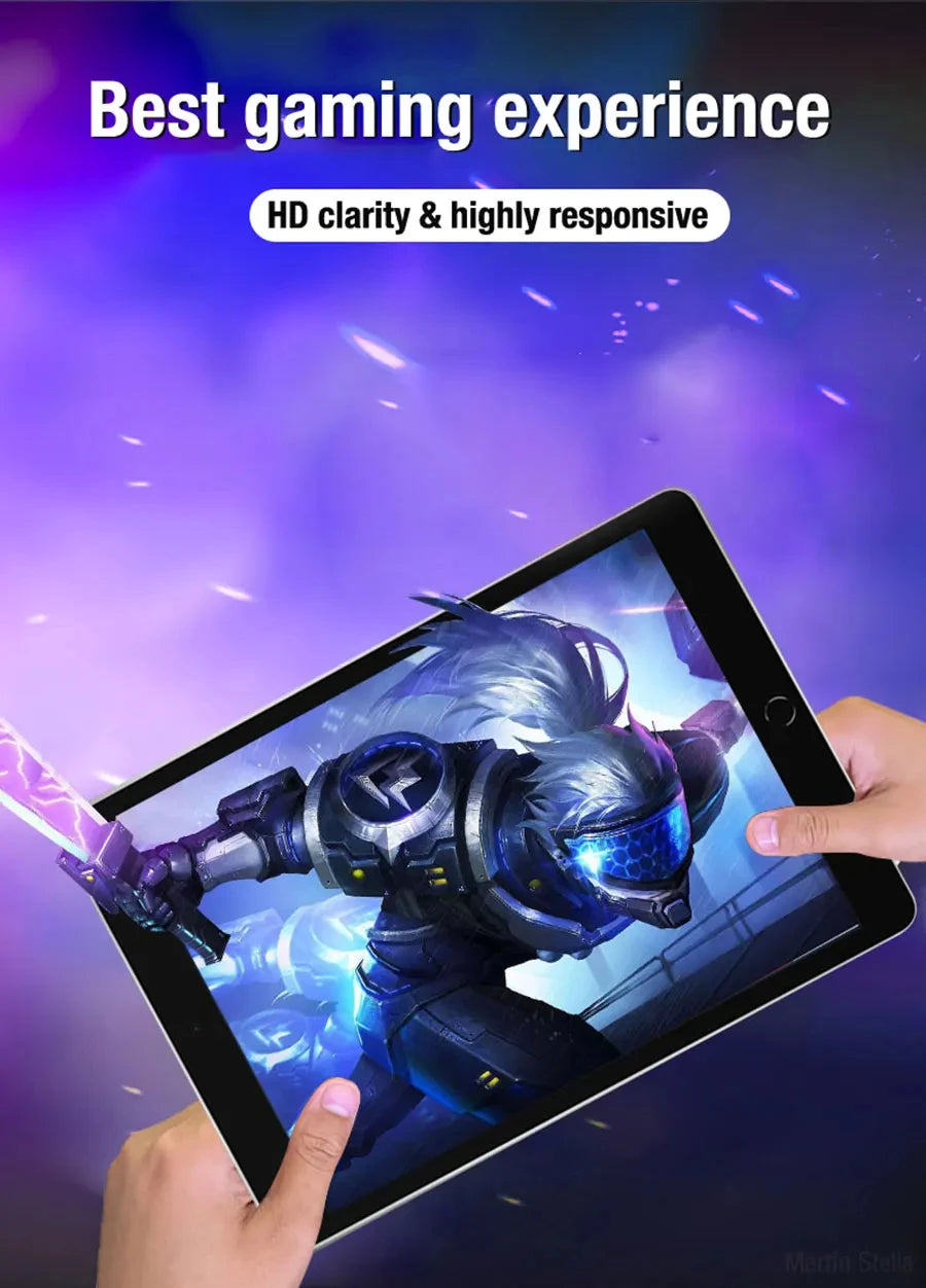 Une main tient un iPad affichant une scène de jeu vidéo avec un personnage blindé bleu et argenté détaillé.