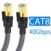 Zwei CAT8 Ethernet-Kabel mit goldenen Steckern und schwarzen Ummantelungen, die 40G-Geschwindigkeit hervorheben.