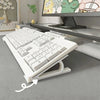 Weiße ergonomische Tastaturhöhenverstellvorrichtung auf einem Schreibtisch vor einem Computermonitor.
