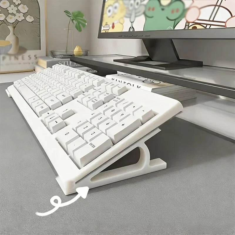Weiße ergonomische Tastaturhöhenverstellvorrichtung auf einem Schreibtisch vor einem Computermonitor.