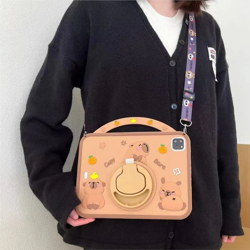 Helle braune Silikonhülle zum Schutz für ein iPad Pro wird von einer Person in einem schwarzen Cardigan gehalten.