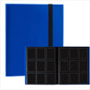 Un archivador azul con lomo negro y múltiples bolsillos negros para cartas coleccionables.