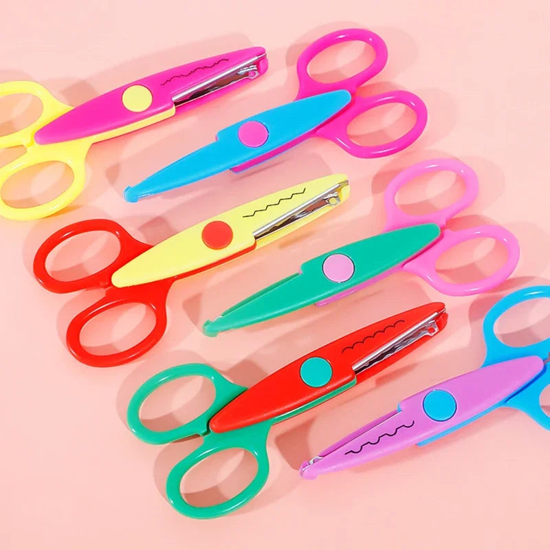Un juego de seis tijeras de manualidades coloridas con patrones ondulados en rosa, amarillo, rojo y verde.