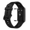 Schwarzes Silikonarmband für einen Huawei Fitness-Tracker auf weißem Hintergrund