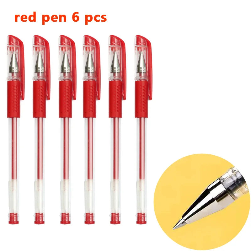 Seis bolígrafos rojos con puntas de metal y cuerpos de plástico junto a un primer plano de la punta de un bolígrafo.