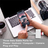 Una mano conecta un adaptador USB-C a un smartphone, demostrando tres puertos de cable de datos para varios dispositivos.