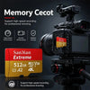 Nahaufnahme einer SanDian Extreme 512GB MicroSD-Speicherkarte in einer professionellen Videokamera.