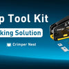 Kit de herramientas de crimpado RJ45 mostrando una red de crimpado, cortador de cables y pelador junto a conectores Ethernet