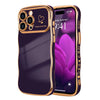 Funda de silicona morada con borde dorado protegiendo un iPhone, mostrando la hora 9:41.