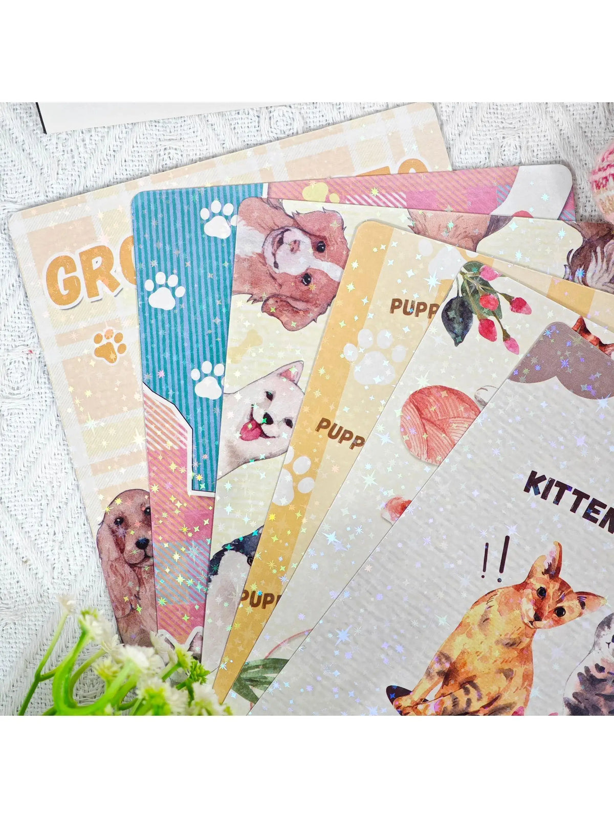 Eine Stapel süße, karikierte Dekorationskarten mit Tierillustrationen wie Hunden und Katzen.