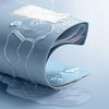 Primer plano de una carpeta azul con gotas de agua en la cubierta, mostrando su diseño flexible.