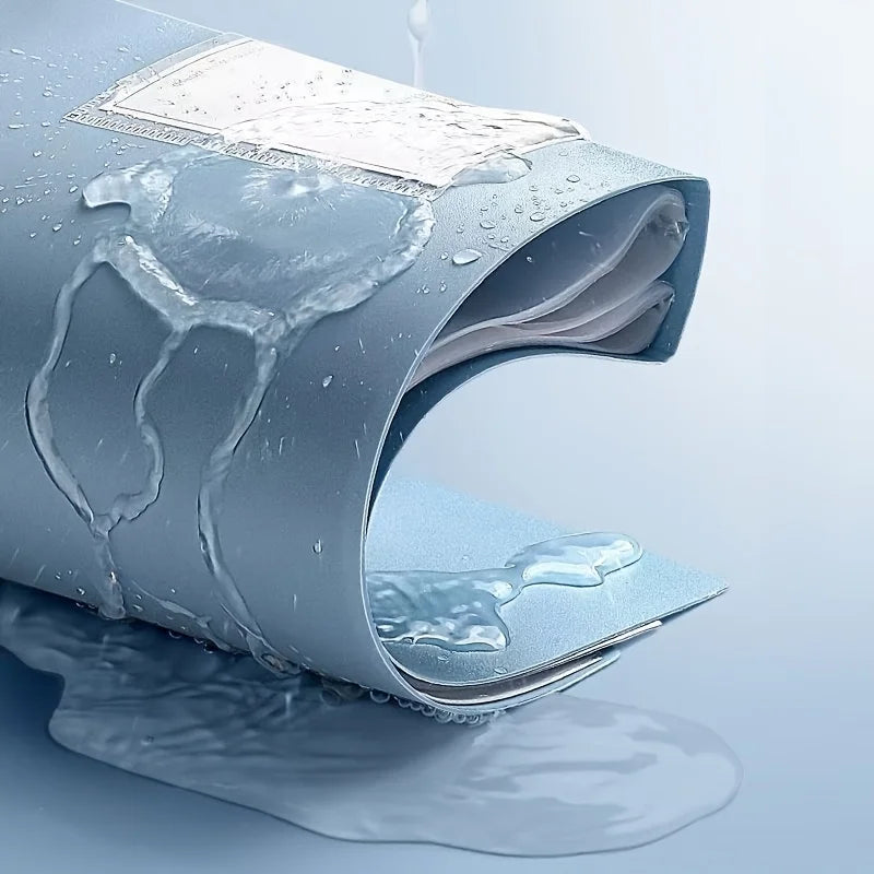 Primer plano de una carpeta azul con gotas de agua en la cubierta, mostrando su diseño flexible.