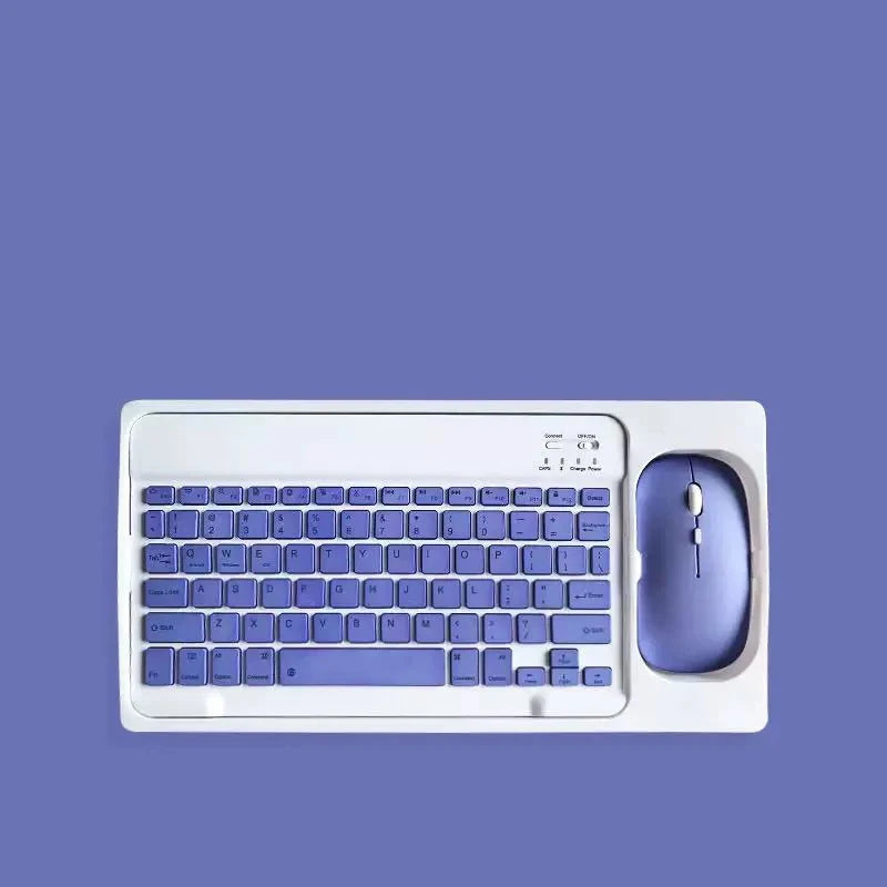 Weiße Mini-Bluetooth-Tastatur und Maus Kombination auf violetter Hintergrund.