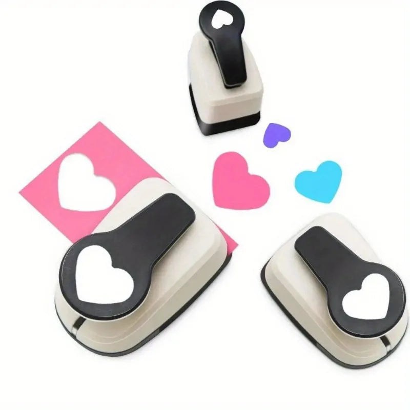 Un juego de punzones precisos para el corazón para scrapbooking en plástico negro y beige claro.