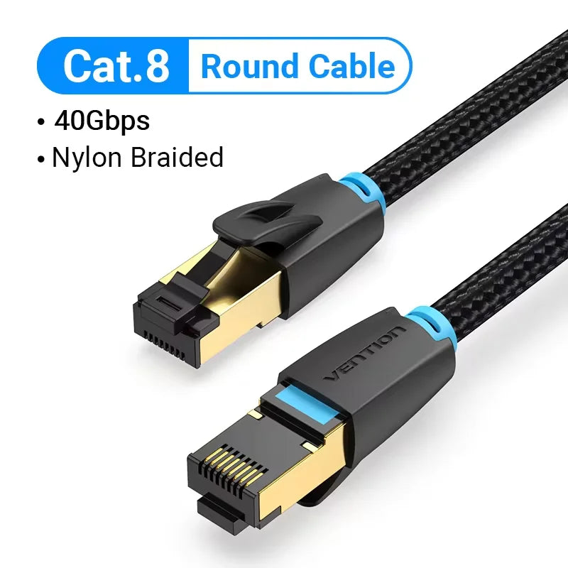 Schwarzes Cat8 Rundkabel Ethernet Patchkabel mit goldfarbener Konnektor und blauer Isolierung.