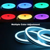 Una exhibición mostrando múltiples ajustes de color de tiras de luces LED flexibles, incluyendo azul, verde, rojo y morado.