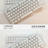 Nahaufnahme einer weißen mechanischen Tastatur mit PBT-Tasten, zum Verkauf verpackt.