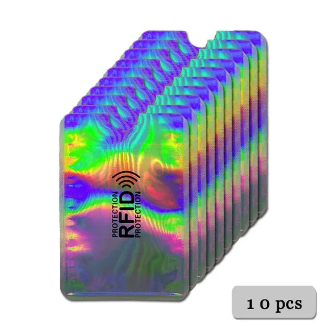 Une pile de cartes de protection RFID translucides violettes et vertes.