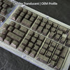 Nahaufnahme von matten, durchsichtigen OEM-Profil-Keycaps für eine mechanische Tastatur.