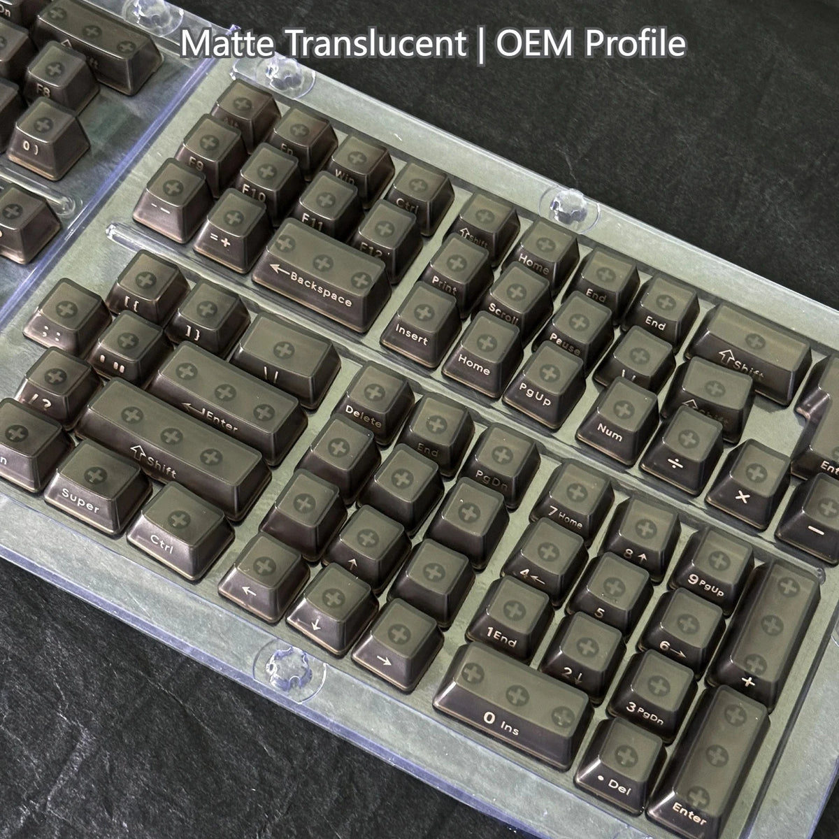 Nahaufnahme von matten, durchsichtigen OEM-Profil-Keycaps für eine mechanische Tastatur.