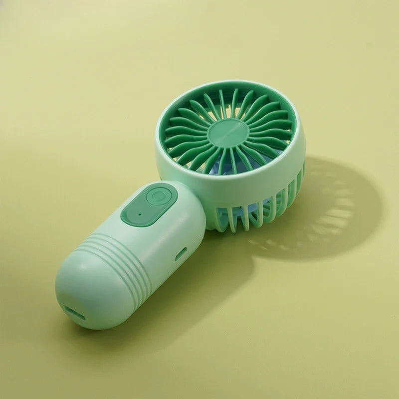 Portables USB-Ladeded Mini-Ventilator in hellmintgrün mit grünem Maschengitter.