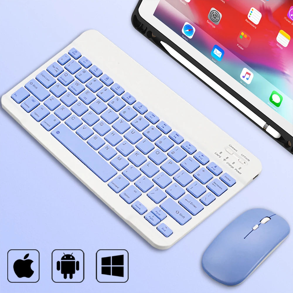 Weißes universelles Bluetooth-Tastatur- und Maus-Set mit einem Tablet, das eine Benutzeroberfläche anzeigt.