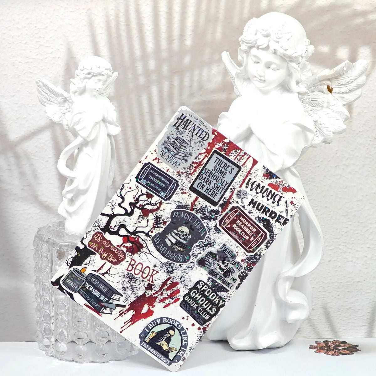Dekorierende Insertkarte mit gruseligem Thema und geflügelter Statue im Hintergrund