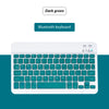 Eine weiße Bluetooth-Tastatur mit einem dunkelgrünen Etikett, das ihre Farbe anzeigt.