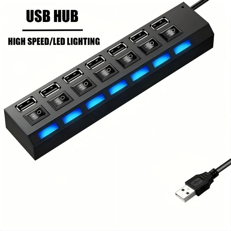 Schwarzer USB-Hub mit sieben Anschlüssen und blauem LED-Licht, von oben gezeigt.